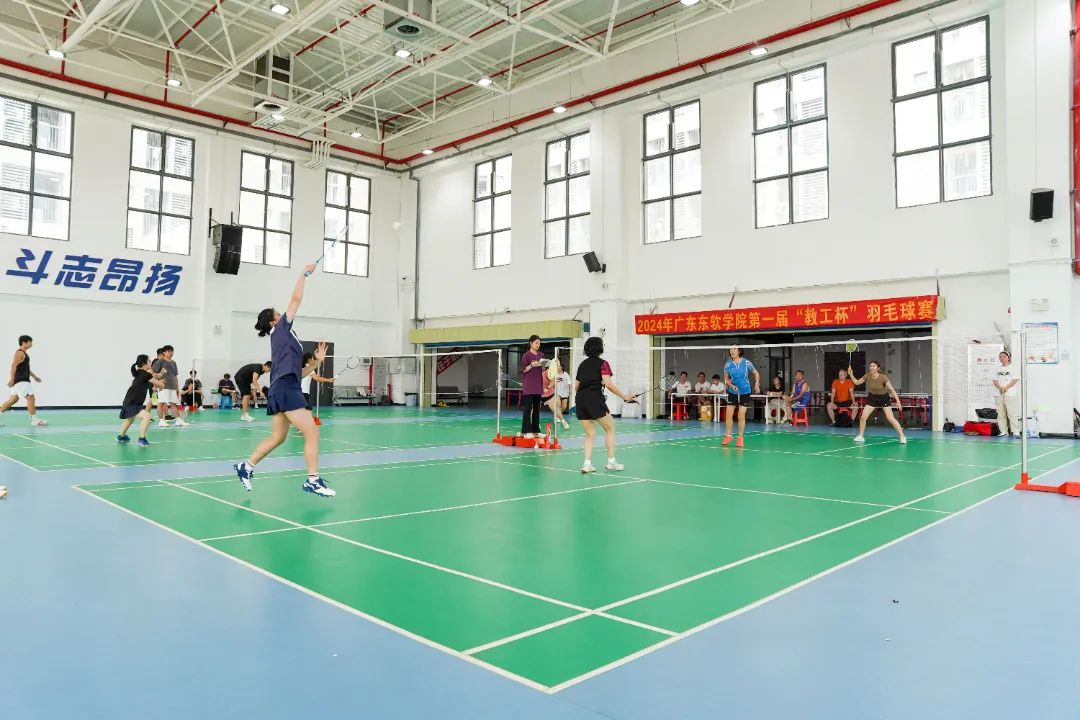 我校首届“教工杯”羽毛球比赛圆满落幕